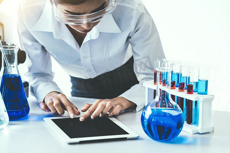 女科学家在实验室工作，在试管中检查生化样品。科学技术研究与开发研究概念。