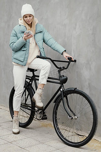 她的自行车用她的手机