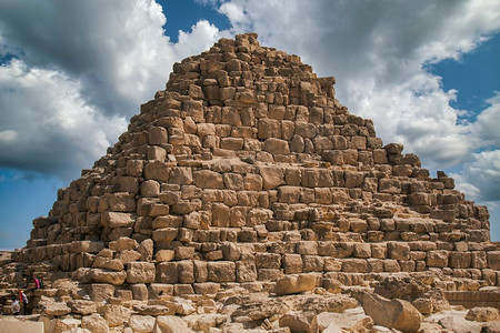 埃及吉萨大金字塔的图像。