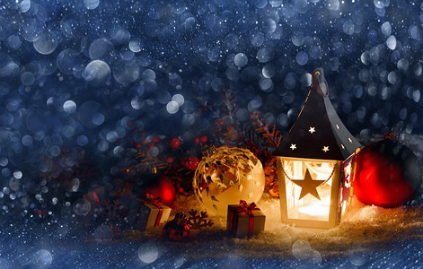 蓝色元宵灯笼摄影照片_灯笼和圣诞装饰在闪光散景背景。灯笼和圣诞装饰