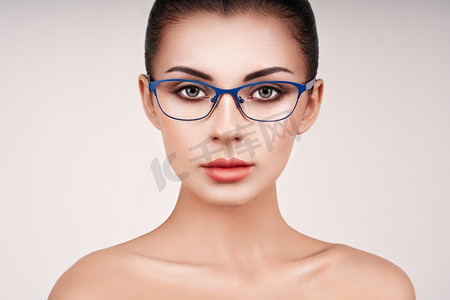 戴眼镜的长睫毛的女人。视力矫正。视力不好。壮观的画面。化妆品化妆品美容近点，宏观