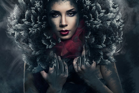 羽毛美女摄影照片_黑色羽毛兜帽的热情女人美女人物特写