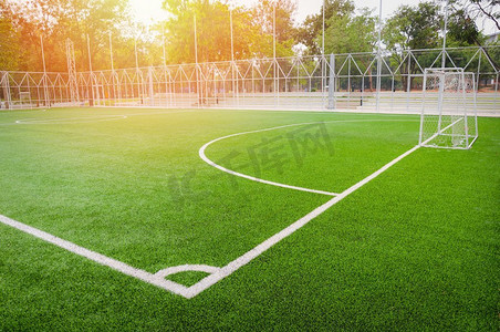 足球球门摄影照片_足球场-五场/绿草地运动户外白线、圆圈、中角和球门网背景