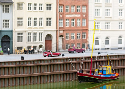 船，汽车和夏季街头咖啡馆，迷你场景户外，欧洲。微型人物与高detaling对象，现实的立体模型
