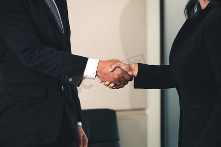 商业人士协议的概念。商人和亚洲商人在办公室握手。