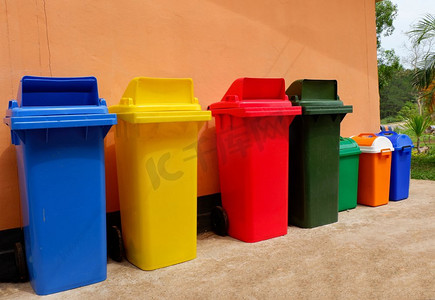 垃圾箱和摄影照片_回收站/绿色橙色和蓝色彩色垃圾桶在公园的户外摆放