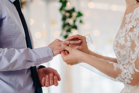 金戒指是年轻夫妇的一种属性&S婚礼