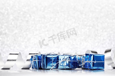 装饰蓝色盒子与节日礼物在闪亮的闪光背景