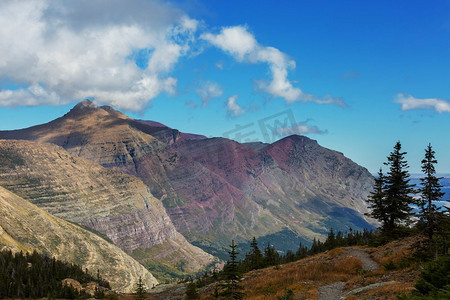 美国蒙大拿州冰川国家公园风景如画的岩石山峰