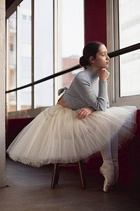 美丽的芭蕾舞女芭蕾舞裙摆姿势窗口