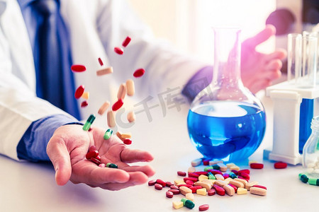 全栈开发摄影照片_五颜六色的药丸和片剂在制药实验室。医疗技术研究和开发的概念，为未来的疾病治疗。