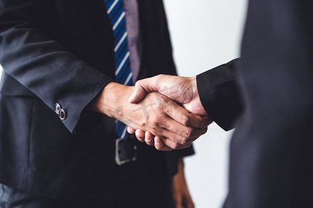 商业人士协议的概念。商人在办公室会议室和另一个商人握手。