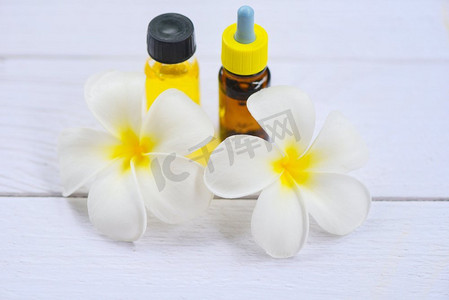 芳香疗法草药精油瓶香味与白色的花鸡蛋花Plumeriaon/精油自然在木制桌子和有机极简主义
