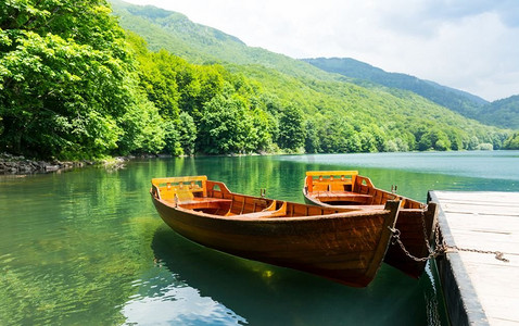 木制的古典船在码头上的山湖。比格拉德湖