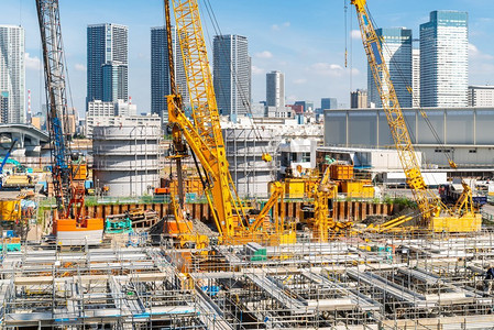 大型建筑起重机在东京的大型建筑工地工作