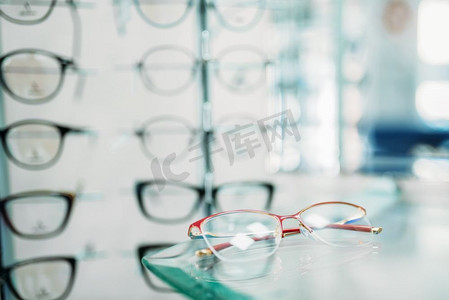 眼镜陈列室特写镜头，没人。眼睛保护，眼镜店货架上的眼镜，眼镜选择
