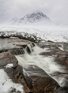 河Etive的美丽冬天风景图像在前景与标志性的白雪皑皑的Stob Dearg Buachaille Etive Mor山在背景