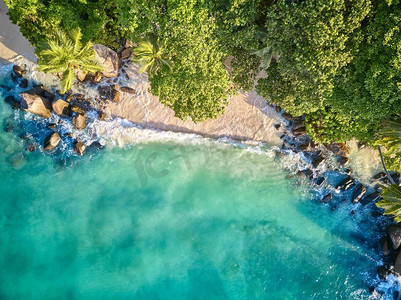 海滩俯视摄影照片_美丽的海滩，棕榈树和岩石，空中俯视无人机拍摄塞舌尔，马赫