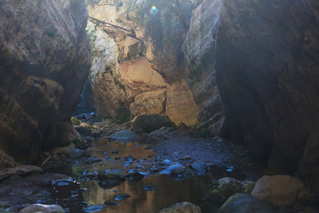 阿瓦卡斯峡谷的游客。塞浦路斯帕福斯区。位于塞浦路斯索恩的著名小峡谷。