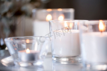 装饰，卫生和舒适的概念—燃烧白色香味蜡烛在桌子上。燃烧白色香味蜡烛在桌子上