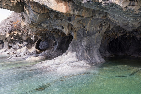 碳酸摄影照片_智利巴塔哥尼亚卡雷拉将军湖上不同寻常的大理石洞穴。卡雷特拉南方之旅。