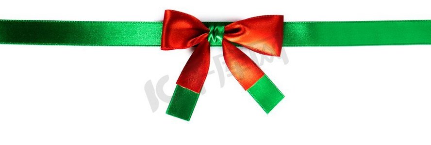 优雅的缎子红色和绿色丝带弓隔绝在白色背景。红色绿色丝带弓孤立在白色