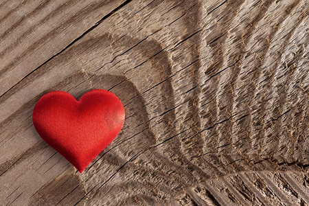 情人节红绸心在木背景，爱概念。’情人节心脏在木材
