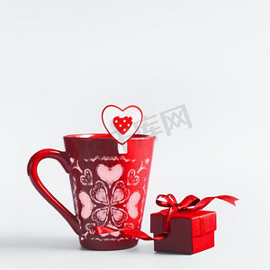 红色杯子与心脏和礼品盒与丝带站在白色背景。爱的宣言和情人节概念