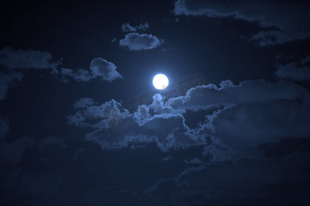 多云的天空和月亮的夜景观