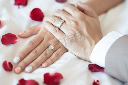 年轻情侣手牵手戴着戒指在婚礼仪式上甜蜜求婚