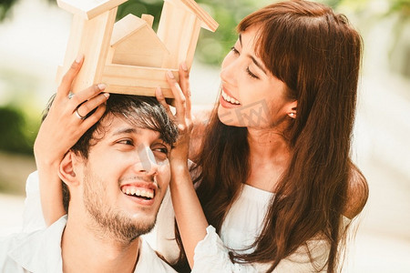 一套房子摄影照片_年轻夫妇打算买一套房子，幸福地生活。年轻夫妇打算买房的概念。