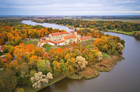 秋天鸟瞰中世纪城堡在内斯维什。尼亚斯维日古镇的七彩枫树公园。明斯克地区