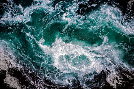 河水和大海的波浪在高潮和低潮时相遇。挪威诺德兰萨尔特斯特劳曼的漩涡