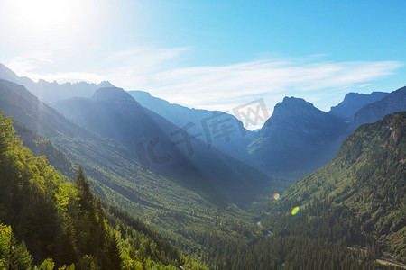 冰川地貌摄影照片_美国蒙大拿州冰川国家公园风景如画的岩石山峰