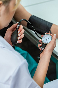 在医院或诊所测量病人血压的女医生或护士’
