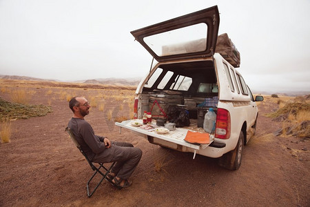 车在沙漠摄影照片_越野4x4车辆露营在沙漠