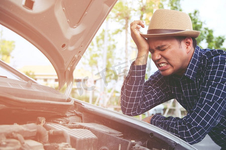 压力大的年轻人在他的压力破车引擎室因引擎故障而崩溃时遇到麻烦等待