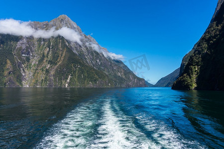 新西兰南岛米尔福德湾的渡轮巡航。新西兰米尔福德湾的渡轮巡游。