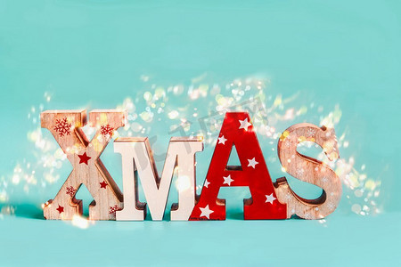 词卡摄影照片_词圣诞与假日bokeh在蓝色背景。圣诞节的概念贺卡布局