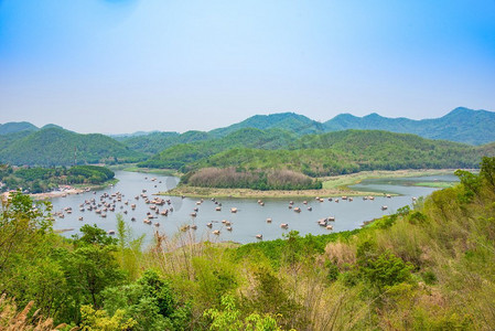 河流绿色的山湖泊景观与竹船筏漂浮从视点看/在HuayKraTing Loei泰国 