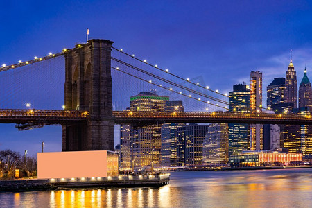 纽约州摄影照片_布鲁克林桥与曼哈顿下摩天大楼为纽约市在纽约州纽约，美国