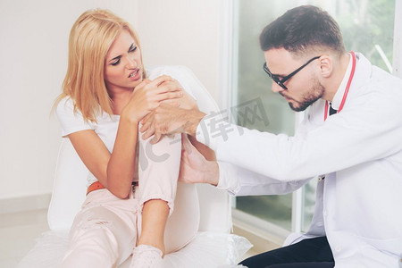 男医生在医院病房给女病人做检查。医疗保健和医疗服务。