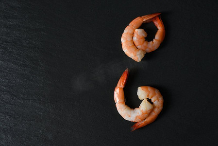 在黑暗背景的虾/海鲜贝类四虾煮的虾煮为食物在桌上晚餐在餐馆