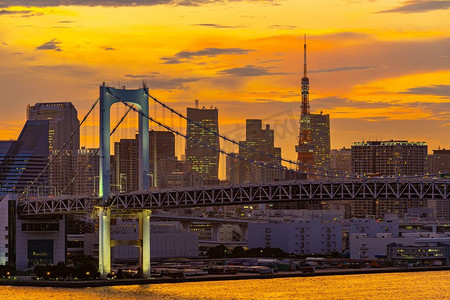 日本东京摄影照片_东京地平线鸟瞰图与彩虹桥和东京塔在东京湾的东京塔日落黄昏从台场在东京市关东日本。
