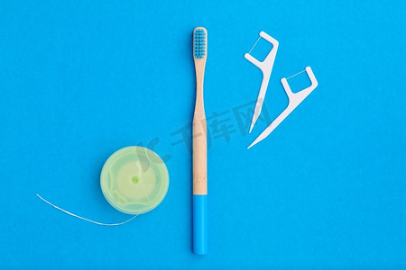 牙刷和口腔护理工具在蓝色背景顶视图复制空间平奠定。牙齿护理，牙齿卫生和健康概念。 