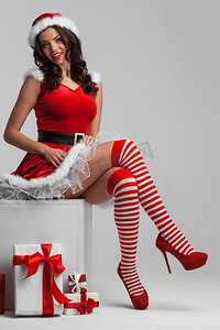 美丽的圣诞广告女孩带着礼品盒。圣诞广告女郎