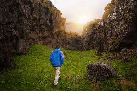 人类旅行者和探险家在冰岛的风景中旅行，徒步穿越冰岛，在夏天发现独特的自然。
