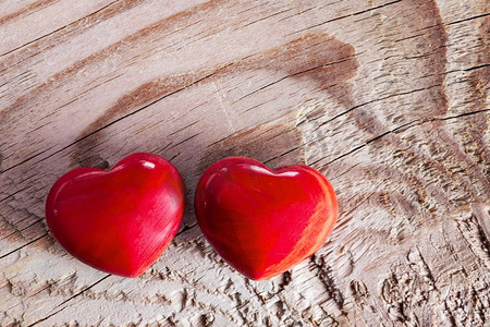 情人节那天,木制背景上有两颗红心,爱情观.玩具植物