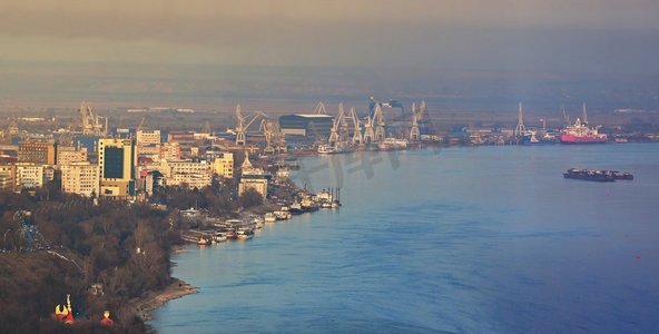 2020光摄影照片_加拉蒂，罗马尼亚—2020年1月26日全景加拉蒂市和多瑙河