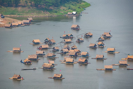 竹船筏漂浮在河上放松时间旅游水上旅游景观从顶视图